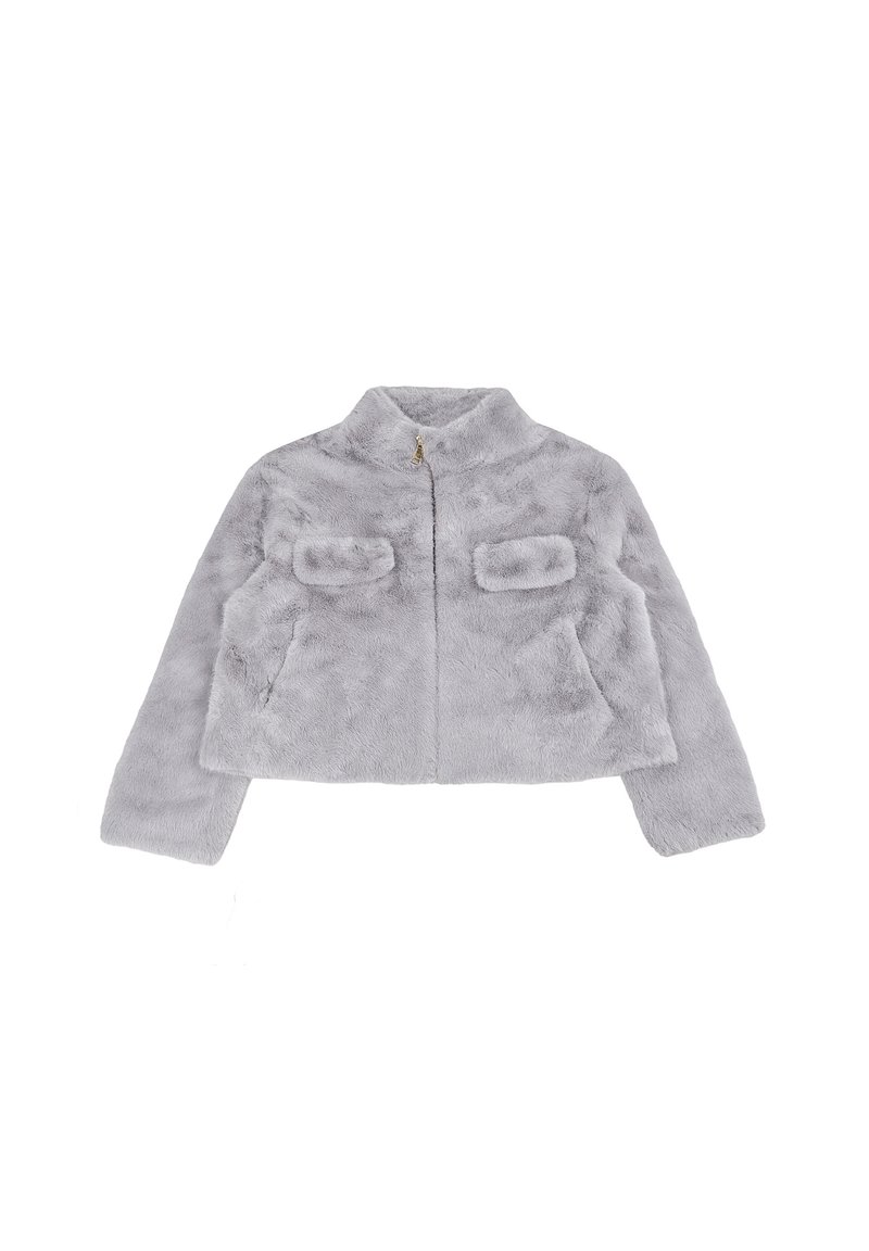 Giacca in pelliccia sintetica grigia con colletto alto, zip frontale e due tasche sul petto. Presenta una finitura morbida e testurizzata e un design accorciato.