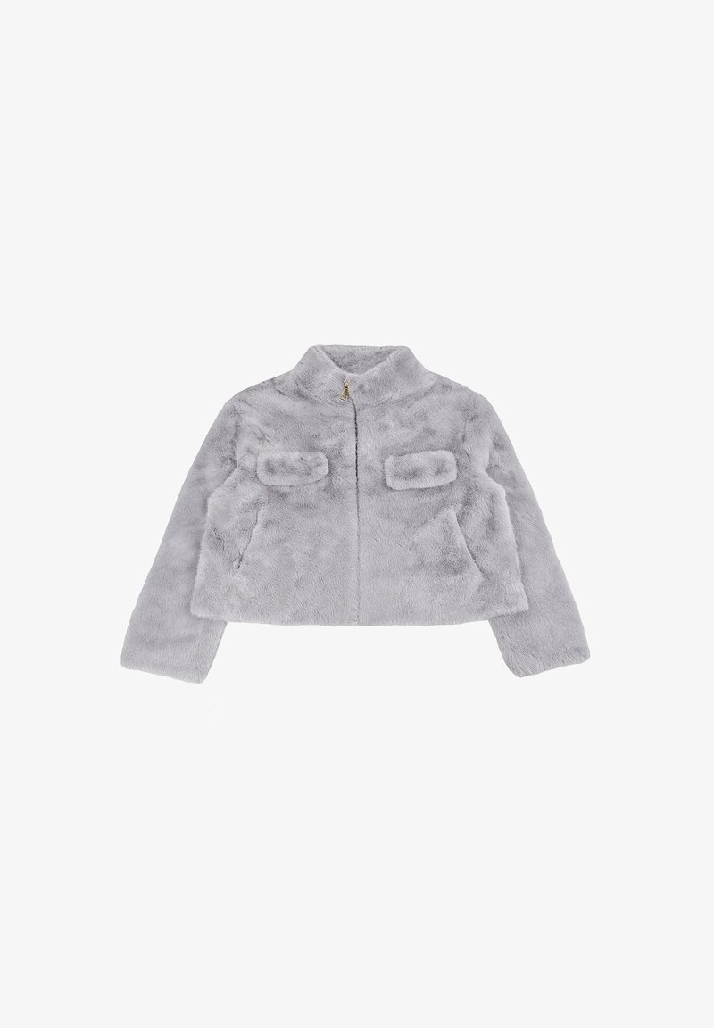 Giacca in pelliccia sintetica grigia con colletto alto, zip frontale e due tasche sul petto. Presenta una finitura morbida e testurizzata e un design accorciato.