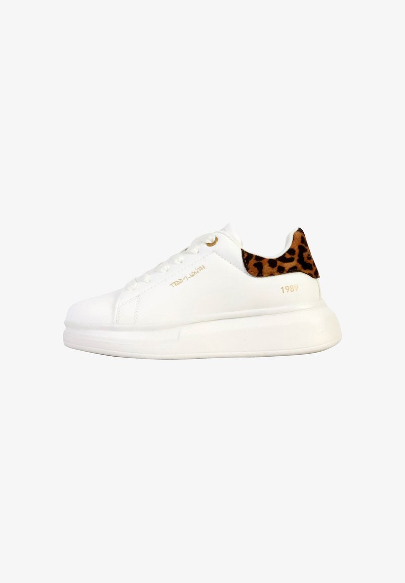 Hvide sneakers med en glat læderoverdel, leopardprint detaljer på hælen og en kraftig hvid sål. Har flade snørebånd og logo detaljer.