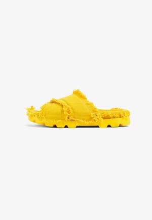 Gule slip-on sandaler med frynset stofdetalje og tekstureret gummisål. Har et bredt, åbent tådesign og en polstret sål.