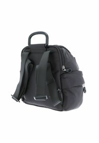 Sac à dos noir compact avec des bretelles rembourrées, une poignée supérieure, une poche latérale et un compartiment principal zippé, présenté sur fond blanc.