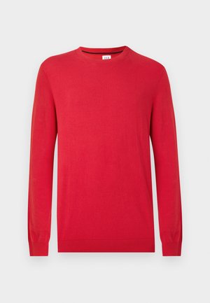 Suéter rojo de cuello redondo hecho de tejido suave, con mangas largas y puños y dobladillo acanalados. Diseño simple, sin patrones ni acentos visibles.