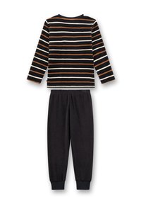 Gestreiftes Langarmshirt in Schwarz, Weiß und Rost; kombiniert mit schwarzen Fleecehosen. Beide Stücke verfügen über elastische Bündchen für Komfort und Passform.
