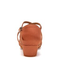 Brązowy satynowy but na obcasie z zamkniętym tyłem, pasek na kostkę i lekko teksturowaną powierzchnią. Krótki, gruby obcas z solidną podstawą.