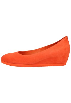 Chaussure compensée en daim orange avec bout rond fermé et talon compensé bas, vue de profil sur fond blanc.