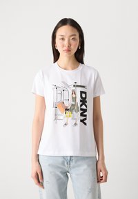Balta medvilnės t-shirt marškiniai su grafine iliustracija, vaizduojančia figūrą, su "DKNY" tekstu ryškiu juodu ir pilku akcentais. Laisvas siluetas.