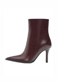 Burgunderfarvet læderankelstøvle med spids snude og slank silhuet, med høj stiletthæl og glat tekstur.