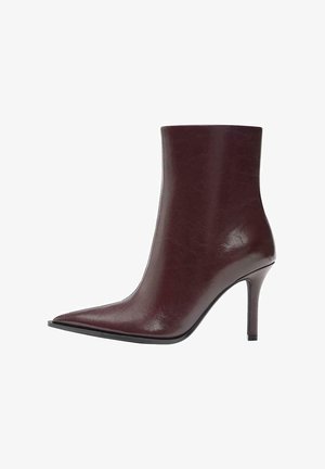 Ghete din piele vișinie, cu vârf ascuțit și siluetă elegantă, prevăzute cu toc înalt stiletto și textură netedă.