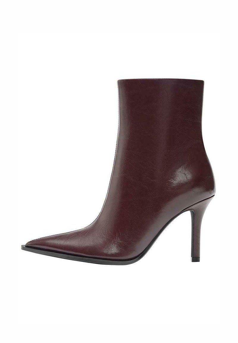 Burgunderfarvet læderankelstøvle med spids snude og slank silhuet, med høj stiletthæl og glat tekstur.