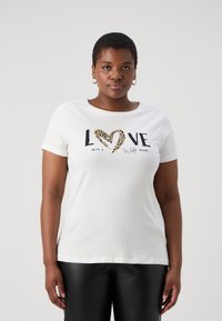 Bílý tričko s krátkým rukávem se sloganem "LOVE" a designem srdce v leopardím vzoru, kulatým výstřihem a volným střihem.