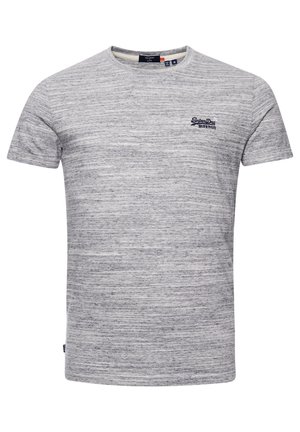 Grå t-shirt med rund hals og tekstureret, meleret mønster. Den har en lille, marineblå logo på brystet og korte ærmer.