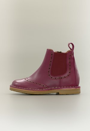 Kindergroßer rosa Lederknöchelboot mit elastischem Seitenteil, Brogue-Details, beiger Sohle und Zugschlaufe an der Ferse.