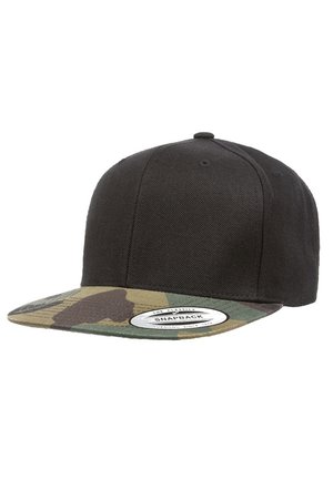 Schwarze Snapback-Baseballmütze mit einem einfarbigen Stoffkörper und einem Schirm im Camouflage-Muster. Auf der Vorderseite ist ein weißes Etikett angebracht. Strapazierfähiges Material.