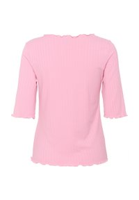 Geribbelde roze top met een ronde halslijn en gerimpelde randen. Heeft 3/4 mouwen en een getailleerd ontwerp. Glad oppervlak met horizontale lijnen.