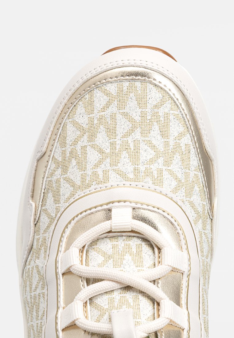 Baskets blanches avec des accents dorés métalliques, motif texturé et lacets crème. Présente une semelle rembourrée et un design sans coutures.
