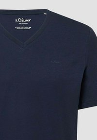 Granatowa koszulka typu V-neck wykonana w 100% z bawełny. Posiada subtelne logo „s.Oliver” w tym samym kolorze, krótkie rękawy oraz klasyczny krój.