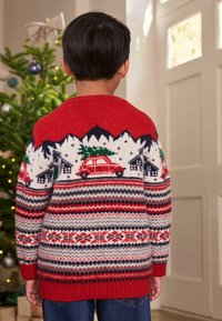 Punane villane kampsun, millel on mägine disain, jõuluteemalised autod ja majad dekoratiivses mustris. Ribitud varrukad ja alläär, hubane tekstuur.