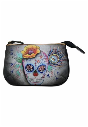 Zwarte tas met een schedelafbeelding, versierd met kleurrijke bloemen en accenten, een gladde textuur en een ritssluiting voor veilige opslag.