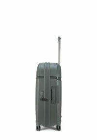 Valise rigide grise avec une finition texturée, une poignée télescopique, un verrou à combinaison et quatre roues pour faciliter le déplacement.