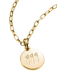 Goldene Halskette mit einem großen, runden Anhänger, der drei nach oben zeigende Pfeile und drei eingelassene klare Steine aufweist, aufgehängt an einer ovalen Gliederkette.