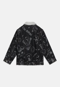 Svart denimjacka med en fluffig krage, elastisk nederkant och grafiskt tryck över hela ytan med olika motiv och mönster.