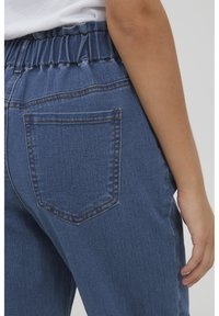 Oxmo OXANN - Pieguloša piegriezuma džinsi - mid blue denim