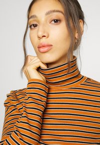 Levi's® ORIEL TURTLENECK - Camisola de manga comprida - foxglove glazed ginger