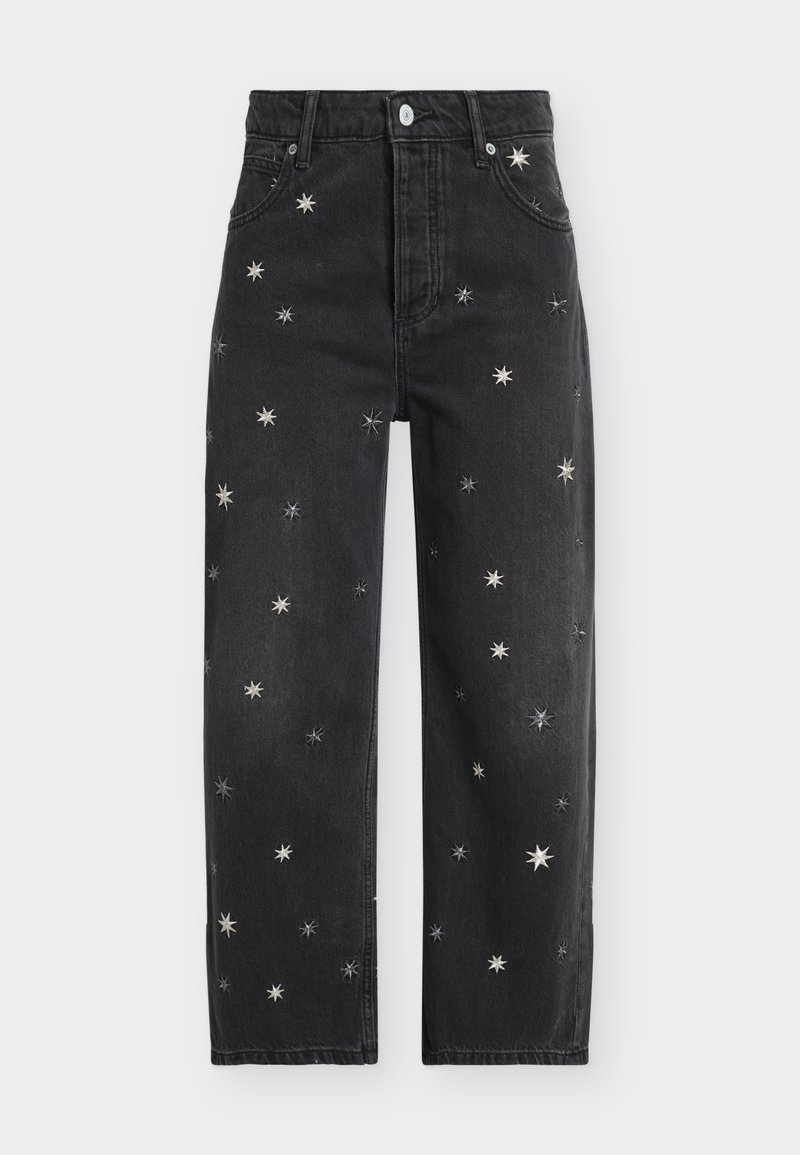 Vaqueros de mezclilla negra con cintura alta y corte recto, decorados con patrones bordados de estrellas plateadas por todo el pantalón. Cierre con botones y cremallera.