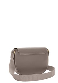 Sac en cuir taupe à bandoulière avec une large sangle ajustable, embossé du nom de la marque et avec des détails en métal doré.