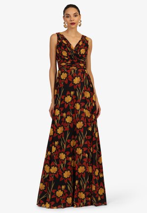 Maxikleid mit floralem Muster, das gelbe und rote Blumen auf schwarzem Hintergrund zeigt. V-Ausschnitt-Design mit gerafftem Oberteil und fließendem Rock.