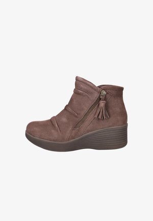 Bruine suède enkellaarsjes met een slouchy ontwerp, voorzien van een rits aan de zijkant en franje-detail, verhoogde wigzool met geribbeld textuur.