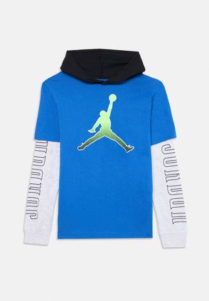 Blauw T-shirt met korte mouwen en zwarte capuchon. Heeft een groene silhouet van een springende figuur, met grijze lange mouwen waarop "JORDAN" staat.