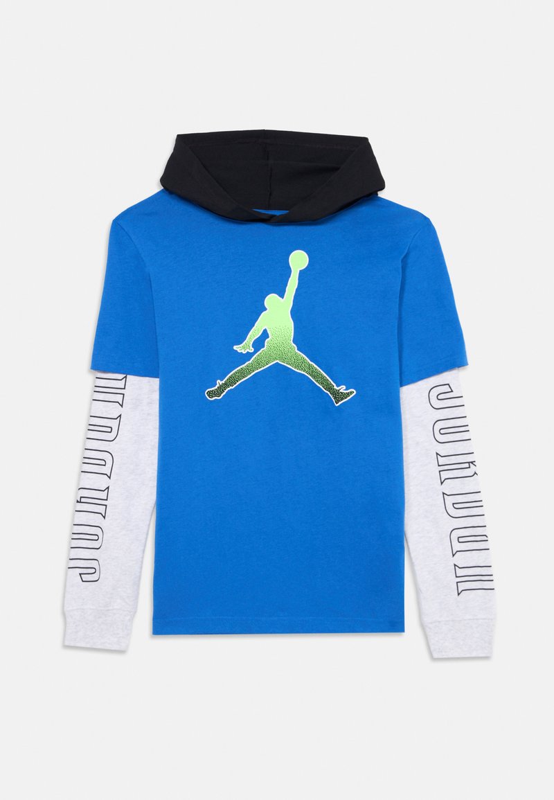 T-shirt azul de manga curta com capuz preto. Apresenta uma silhueta verde de uma figura a saltar, com mangas longas cinzentas exibindo "JORDAN."