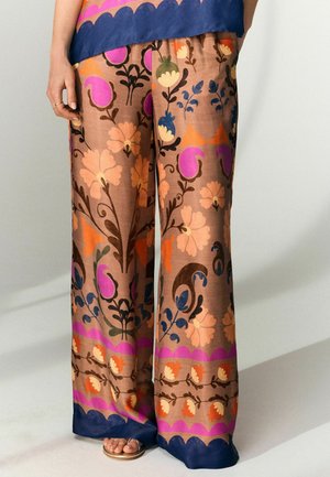 Pantaloni a gamba larga con un motivo floreale in tonalità di arancione, rosa e blu su uno sfondo marrone, caratterizzati da un orlo blu navy e un tessuto testurizzato.