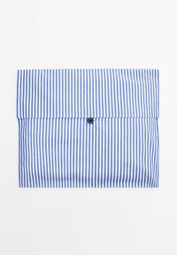 Busta a busta rigida a strisce blu e bianche con una patta ripiegata e chiusura a bottone nero. Texture liscia, forma rettangolare.