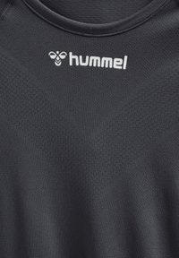 Zwart sportshirt van textuurstof, met een ronde halslijn en een witte Hummel-logo op de borst.