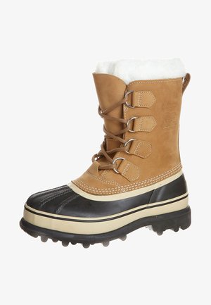 Tanfarbene Schneestiefel mit Fellfutter, schwarzer Gummispitze und -ferse, weißen Steppnähten sowie Schnürung vorne mit sechs Metallösen.