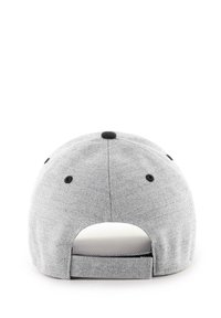 Graue Kappe mit flacher Krempe, schwarzen Akzenten an den Ösen und verstellbarem Snapback-Verschluss. Glatte Textur mit einem einfarbigen Design.