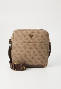 Sac à épaule en toile marron avec un motif de logo répétitif, des accents beiges, des garnitures dorées, une sangle ajustable et une forme rectangulaire.