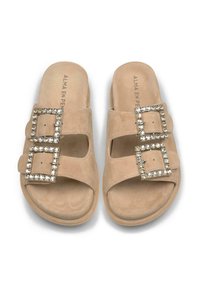 Sandales à glissière en suède beige avec deux boucles carrées ornées de rhinestones. Semelle intérieure rembourrée et design à bout ouvert. Semelle plate.
