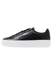 Sneakers in pelle nera con una finitura testurizzata, suola in gomma bianca e lacci neri. Presentano il logo Puma in bianco sul lato.