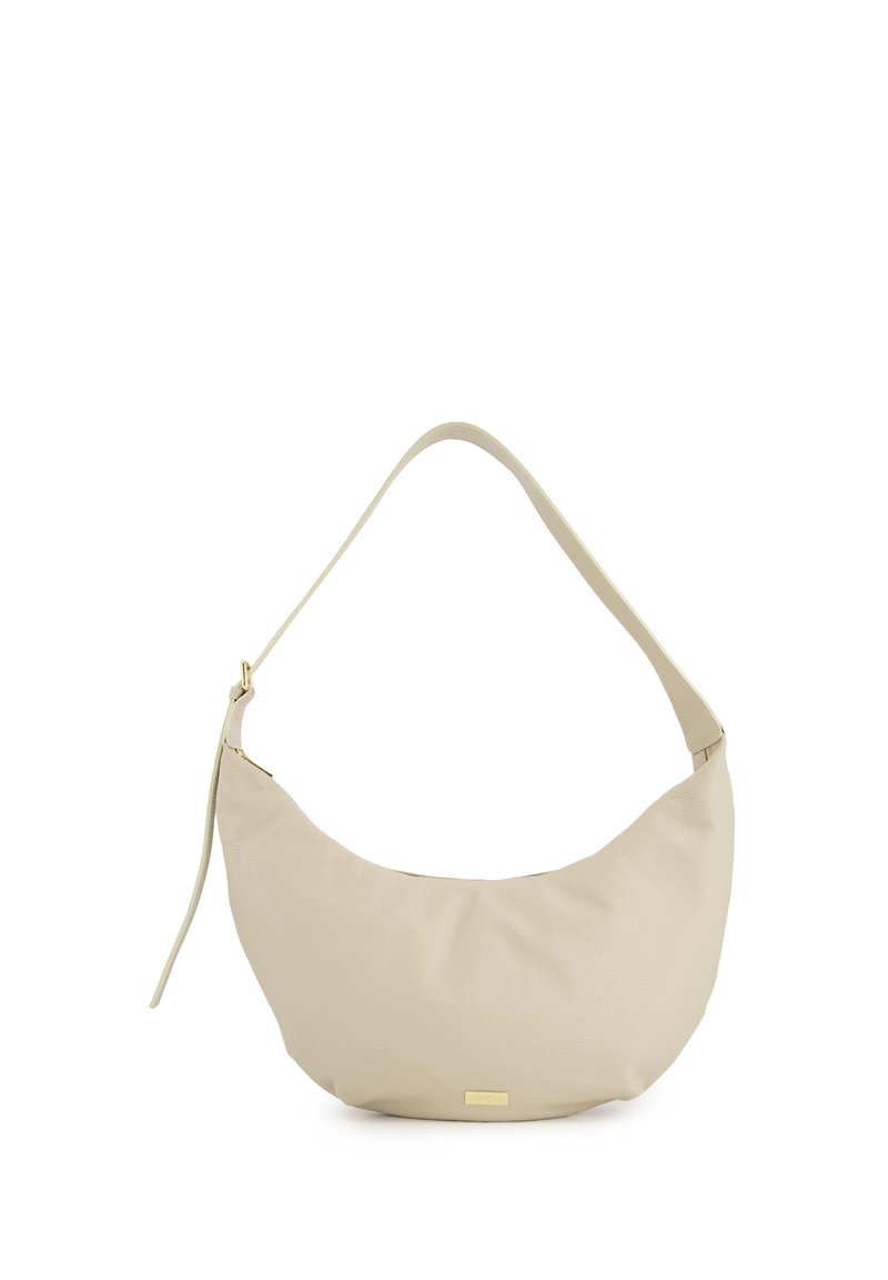 Cremfarbene Lederschultertasche mit einer gewölbten, weichen Form, die einen dünnen Riemen und einen goldenen Hardware-Akzent an der Basis aufweist.
