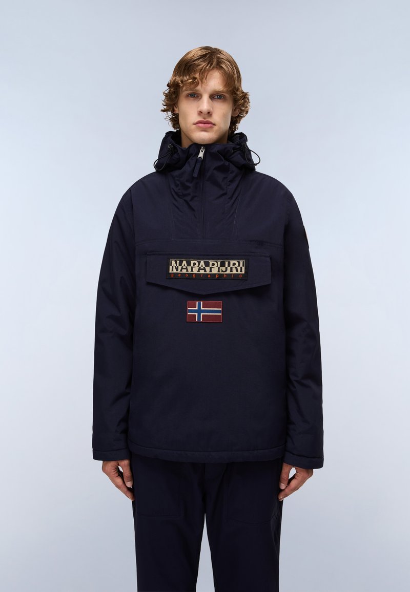Marineblå genserjakke med høy krage, frontlomme og brodert norsk flaggdetalj; laget av værbestandig stoff.