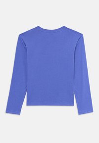 Langärmliges blaues Baumwoll-T-Shirt mit rundem Ausschnitt. Glatte Textur, keine Muster. Mit einem cropped Schnitt und eng anliegenden Ärmeln gestaltet.