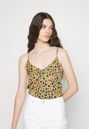 Camisola de alça com padrão de onça em bege, com manchas multicoloridas, apresentando alças finas e um design em V, combinada com calções brancos de cintura alta.