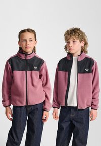 Fleecejack in lichtroze en zwart, met rits en hoge kraag. Heeft lange mouwen en een geborduurd logo op de borst.