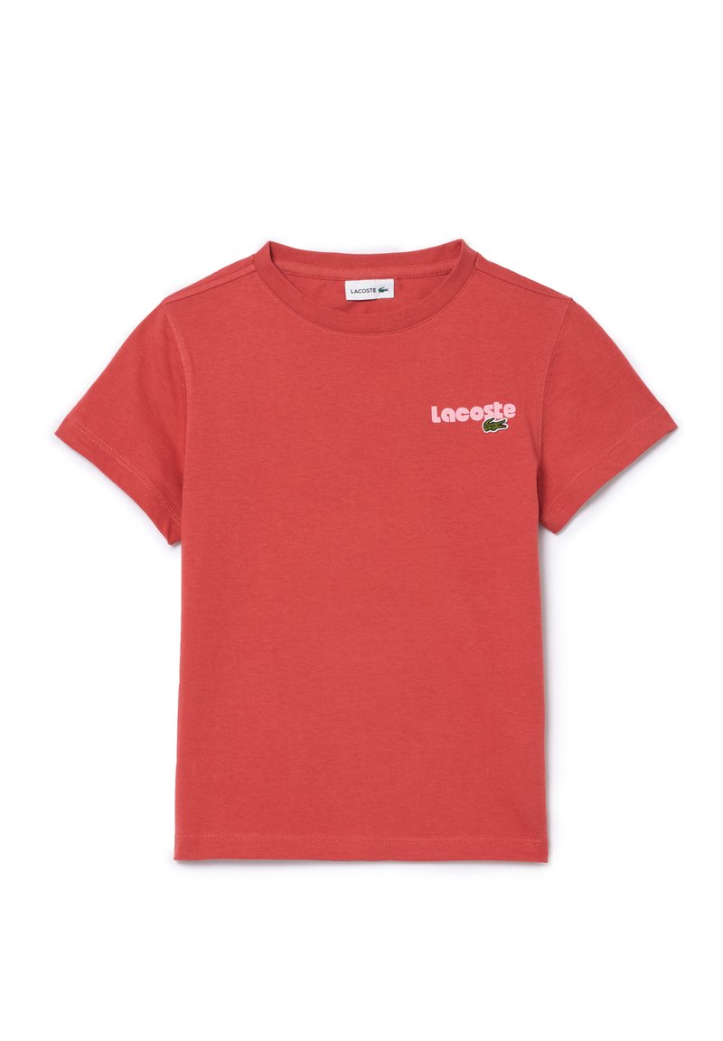 Rotes Baumwoll-T-Shirt mit kurzen Ärmeln. Mit einem Rundhalsausschnitt und einem in Weiß auf der linken Brust gedruckten Lacoste-Logo. Glatte Textur.