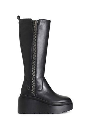 Botas de cuero negro hasta la rodilla con una suela de plataforma gruesa, que cuentan con una cremallera decorativa en el lateral y una textura suave.