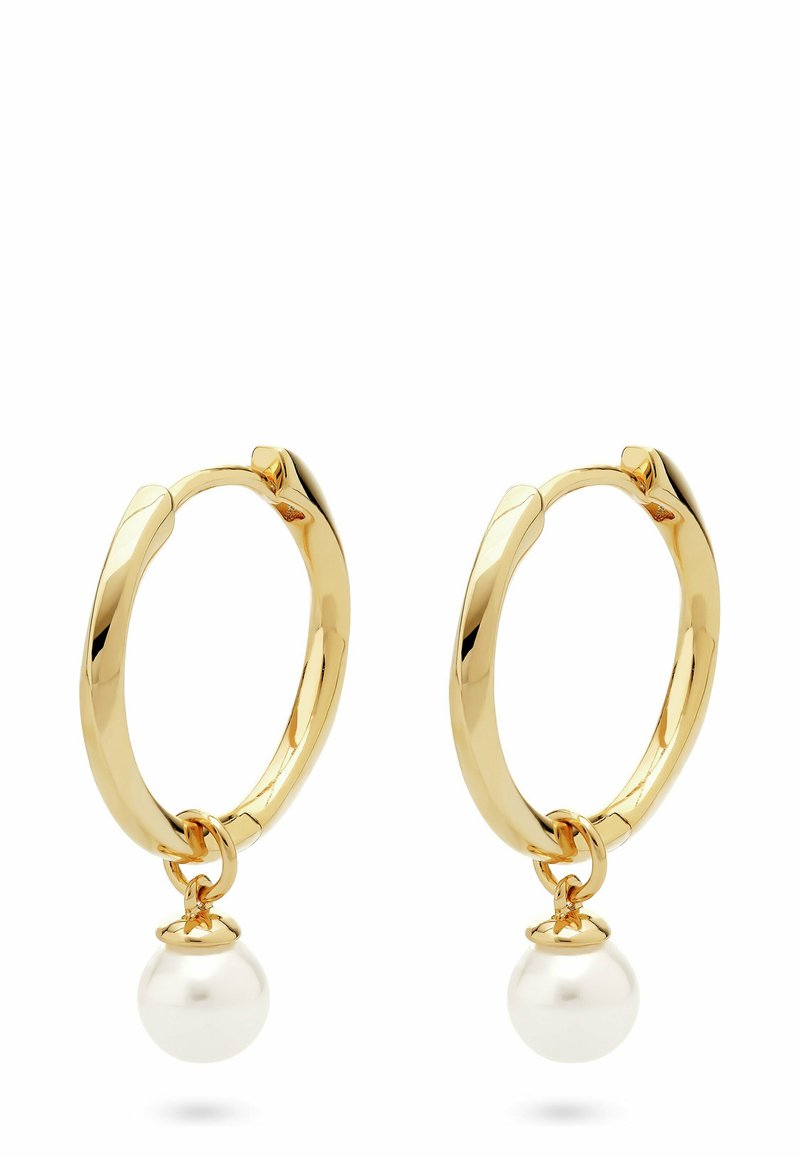 Orecchini a cerchio in oro con una finitura liscia e lucida e un elegante dettaglio di perla bianca pendente nella parte inferiore. Design elegante e minimalista.