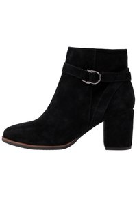 Bottines en cuir suédé noir avec un talon bloc, un bout pointu et une sangle décorative avec une boucle ronde à la cheville.